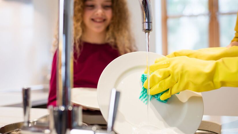 Troque a esponja a cada uma ou duas semanas, ou antes se apresentar odor ou desgaste/ Freepik