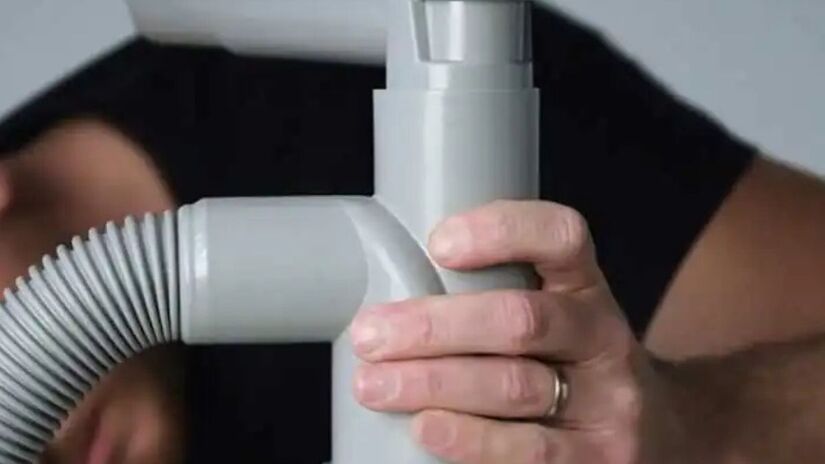  A desmontagem do sifão é uma das formas mais eficazes de remover sujeiras acumuladas nos canos/Istock

