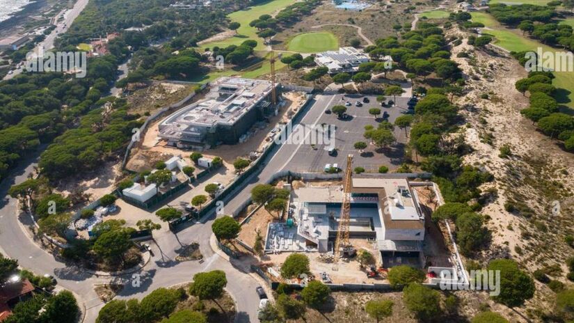 Um dos destaques da propriedade: a piscina infinita com seção em vidro, equipada com um passadiço subaquático que permite uma vista única de quem nada na superfície/Alamy