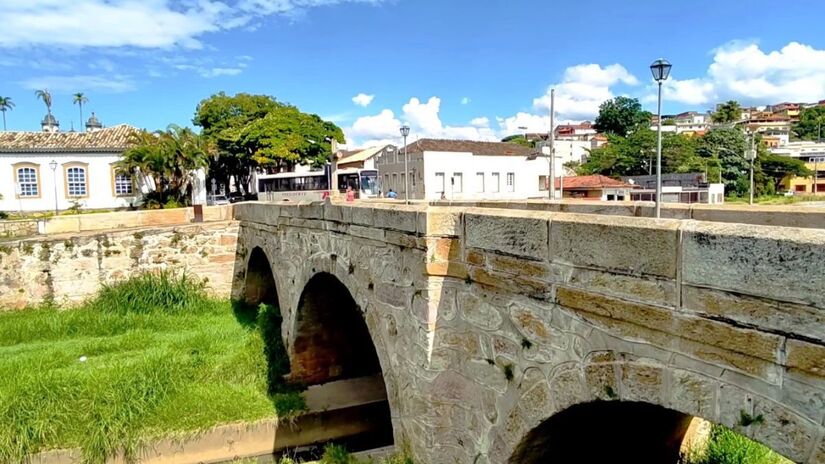 A linguagem dos sinos é complexa e informa detalhes específicos, como o gênero de uma pessoa falecida em toques fúnebres 