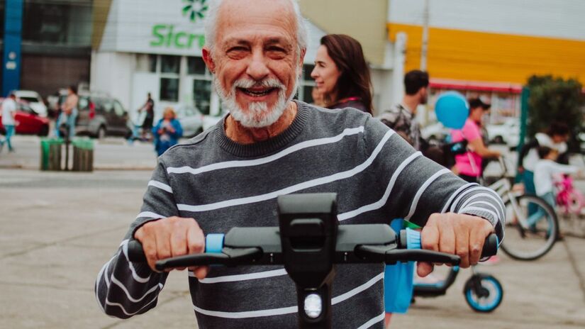 Com a chegada de milhões de turistas, os patinetes elétricos se consolidam como alternativa prática e sustentável de transporte. Divulgação