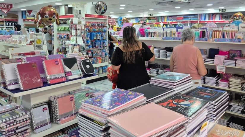 Itens básicos lideram a procura
Lápis de cor, cadernos, mochilas e canetas estão entre os produtos mais vendidos durante o período de compras para o início do ano letivo/CDL