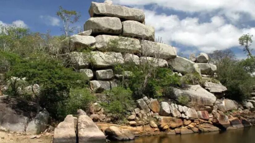 
Lajedo de Pai Mateus, patrimônio natural e místico
A poucos quilômetros da cidade, formações de granito gigantes, inscrições rupestres e um dos pores do sol mais famosos do Nordeste encantam visitantes.Eduardo Vessoni / Viagem em Pauta

