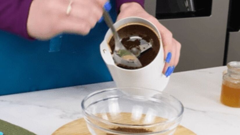 Passo 2  Prepare a mistura
Misture bem até obter uma pasta espessa e homogênea, fácil de aplicar diretamente no couro cabeludo. /Internet