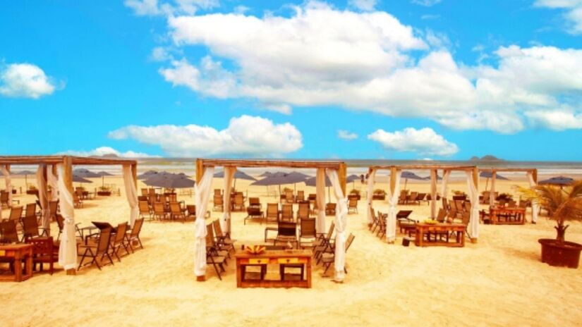 Para os adultos, o feriado terá coquetéis à beira da piscina com passistas e escola de samba ao vivo/Divulgação