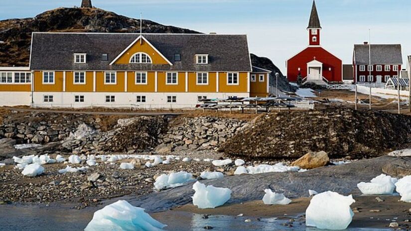 Em Nuuk, a capital, há modernidade e até campo de golfe, contrastando com a vida rústica dos vilarejos de pescadores. /Wikimidia commons