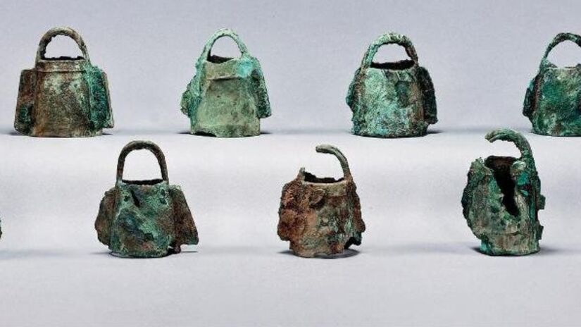 Sinos de bronze encontrados junto aos esqueletos confirmam o manejo e cativeiro de animais selvagens na Dinastia Shang. /Reprodução/ChinaScience