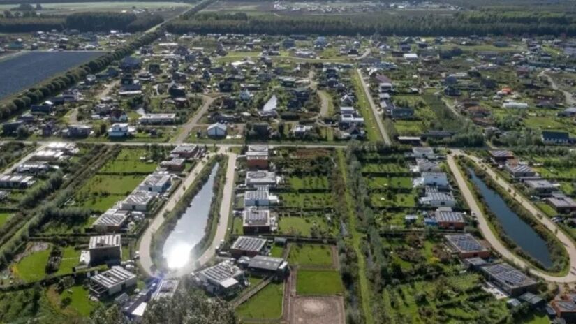 O bairro onde o luxo é produzir o que se come e os terrenos não param de valorizar. Entenda como a regra de cultive seu alimento criou uma das comunidades mais desejadas da Europa. Divulgação/Visit Almere