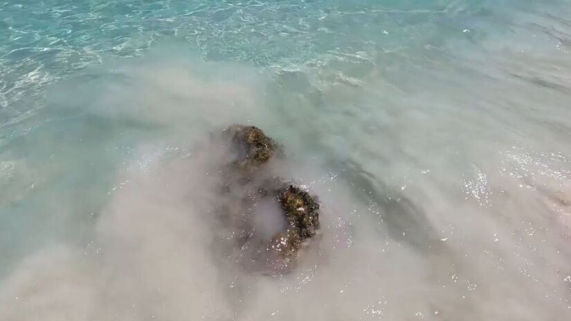 Por estar em uma zona de proteção da Marinha, o acesso é restrito e só pode ser feito através de barcos credenciados