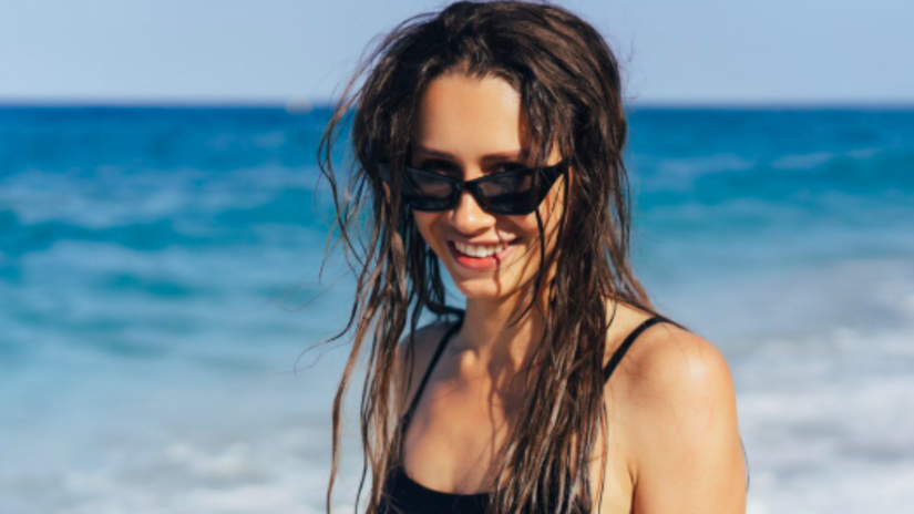 Evite a água quente no banho; o enxágue com água fria ou morna ajuda a selar as cutículas e manter o brilho do cabelo/Freepik