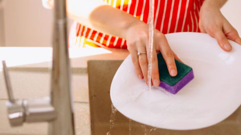 Ferva panos de prato por alguns minutos para uma desinfecção mais profunda/Freepik