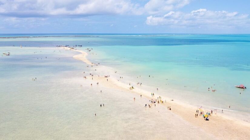 
Atração efêmera  Conhecido como Caminho de Moisés, o percurso só fica visível por poucas horas e desaparece com a subida da maré/ Site MaragogiAlagoas
