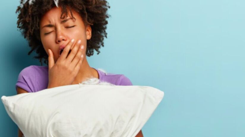 Controle a luz à noite: Reduza a exposição a telas brilhantes nas horas que antecedem o sono para estimular a produção de melatonina/Freepik