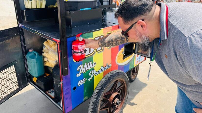 No Poço das Antas, a fiscalização identificou um carrinho de pastel com equipamentos corroídos e risco de vazamento/Divulgação