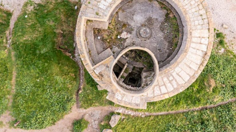 Arquitetura resistente: feita de pedra, com paredes espessas e formato circular, a construção atravessou mais de dois séculos praticamente intacta. / Torre Martello de Balcarrick