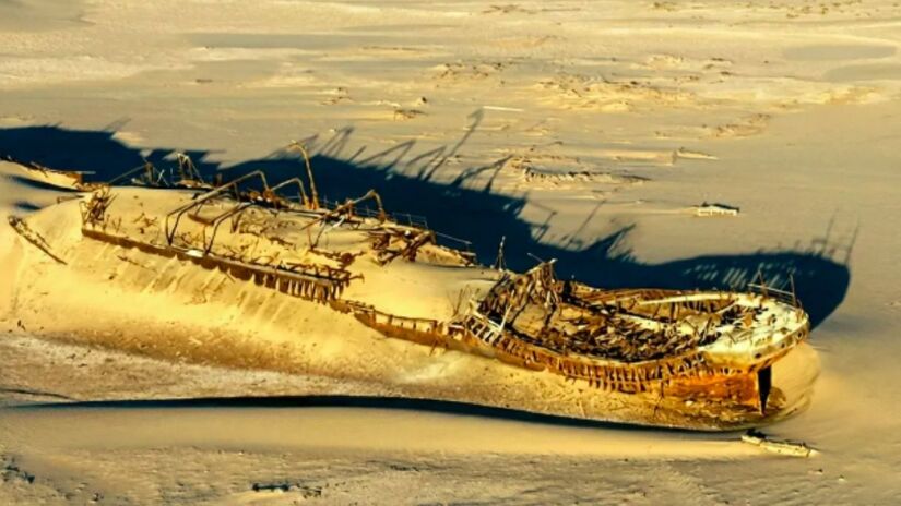 Descoberto em 2008 no deserto da Namíbia, o navio português Bom Jesus naufragou em 1533 e ficou soterrado por quase 500 anos, preservado pela areia e pelo clima árido. /Getty Imagens