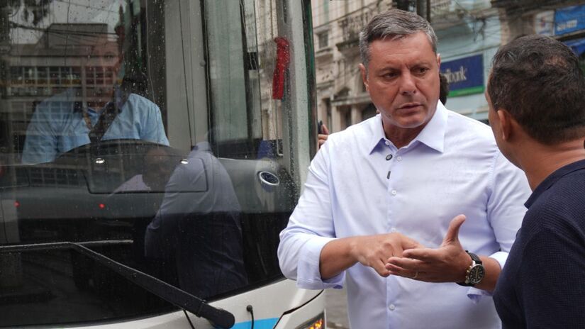 Prefeito Rogério Santos apresenta o veículo na Praça Mauá e confirma subsídio para manter tarifa. /Rena Lousada