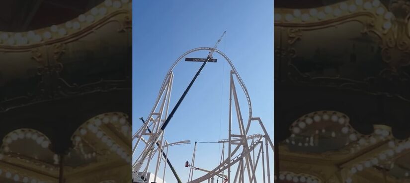 Da rodovia já é possível ver alguns brinquedos do parque em montagem / Crédito Cacau Park