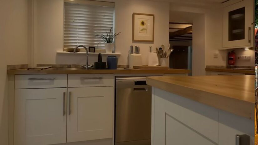 Elementos históricos como a antiga lareira de tijolos foram restaurados para preservar a alma do imóvel. Reprodução/Youtube