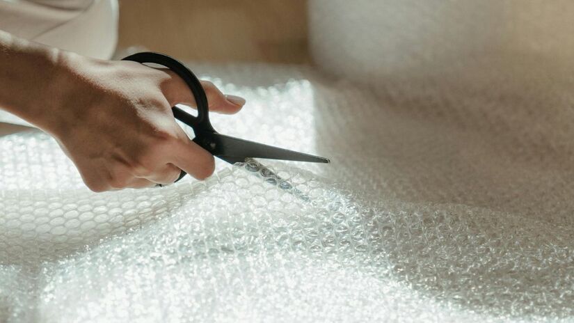 Saiba como reutilizar embalagens de plástico bolha para potencializar a faxina doméstica/Pexels