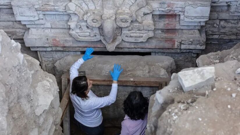 Uma coruja gigante de pedra guarda a entrada desta tumba zapoteca recém-descoberta. Para esse povo antigo, a ave simbolizava a noite e o mistério da morte. Um achado excepcional que reconecta o México moderno às suas raízes ancestrais no Cerro de la Cantera. / Gerardo Peña/INAH
