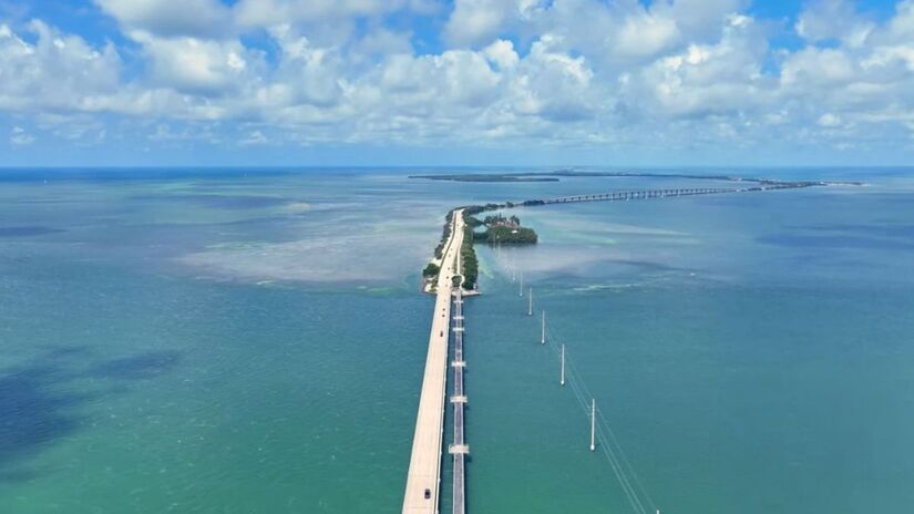 O asfalto que corta o oceano e transforma a viagem em uma flutuação sobre águas cristalinas / Reprodução Youtube/Carlos Souza