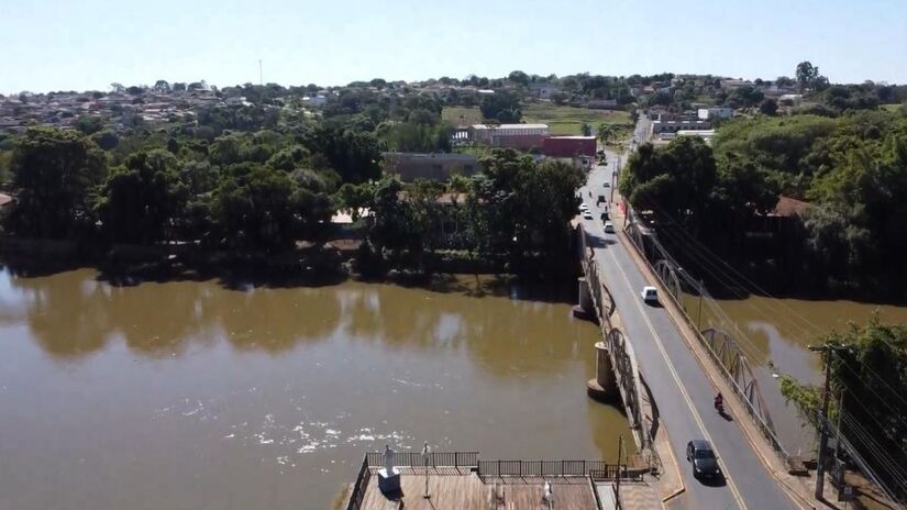 A cidade abriga o maior shopping a céu aberto da América Latina com mais de 240 lojas especializadas ao longo da Rodovia Anhanguera