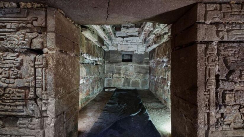 A "Cidade dos Mortos" zapoteca ganha um novo capítulo. Esta tumba monumental em Oaxaca apresenta esculturas de figuras com cocares rituais e uma procissão de personagens pintada há séculos, oferecendo dados inéditos sobre o poder e a religiosidade no México antigo. / Gerardo Peña/INAH