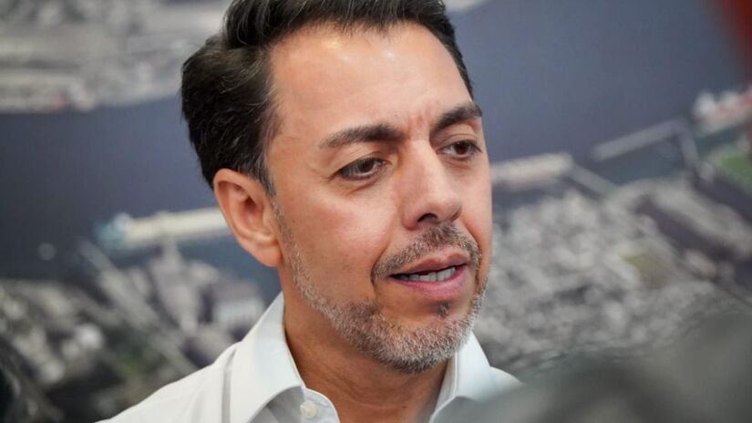 As operações no cais de Santos devem atingir novo recorde histórico com a movimentação de 210 milhões de toneladas. A modernização tecnológica, como o uso de 5G e Gêmeo Digital, visa aumentar a eficiência e segurança logística. / Divulgação APS