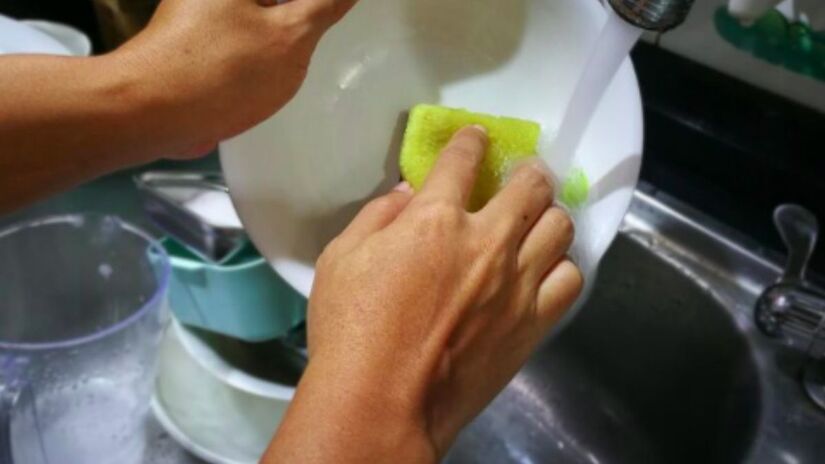 Lave esponjas e panos regularmente com água quente e sabão/ Freepik