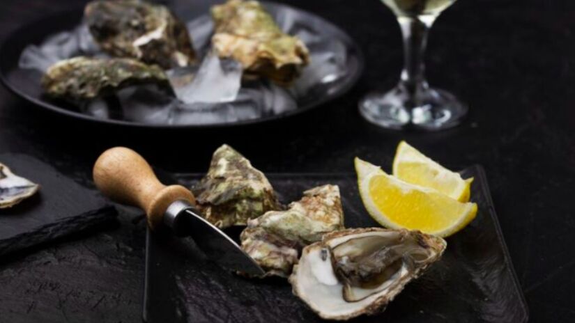 A ostra-do-pacífico, que antes prejudicava o turismo e a pesca, agora é colhida para dar origem a um molho de alto valor agregado/Freepik