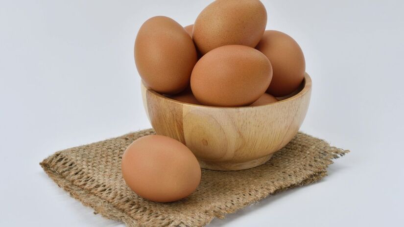 Na hora da compra, o mais importante é observar a data de validade e o tipo de criação da galinha, e não a cor do ovo. /Pexels
