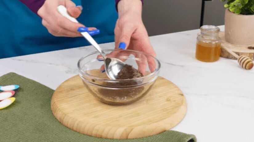 Passo 3  Aplique corretamente
Com o cabelo úmido, espalhe a mistura apenas no couro cabeludo e massageie suavemente com as pontas dos dedos, em movimentos circulares, por 2 a 3 minutos. /Internet
