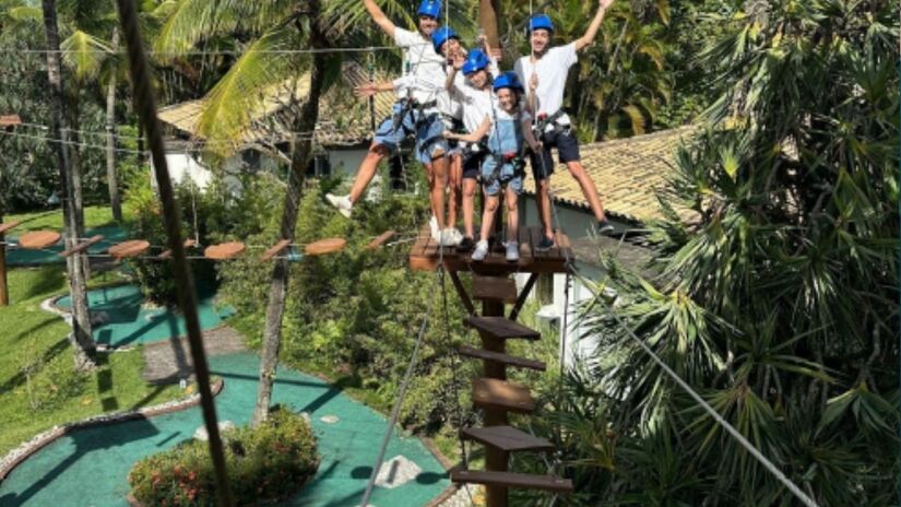 A estrutura oferece serviço de praia completo e piscinas climatizadas para relaxar durante os quatro dias de folia/ Divulgação
