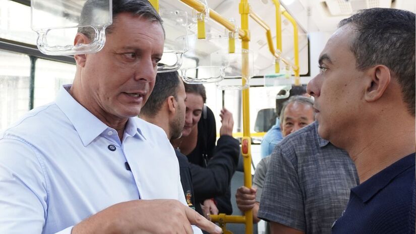 Com capacidade para 90 passageiros, o modelo possui piso baixo e sistema de ajoelhamento. /Rena Lousada
