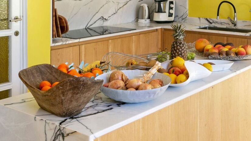 Portas de correr e painéis de vidro permitem isolar a cozinha sem comprometer a iluminação e a sensação de amplitude. /Living4media