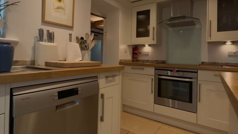 Chris investiu em acabamentos de luxo e uma cozinha moderna para elevar o valor de revenda da propriedade. Reprodução/Youtube
