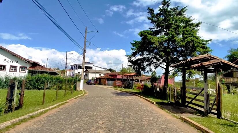 O local é cercado por natureza preservada e paisagens montanhosas