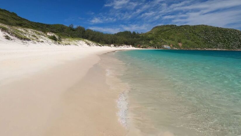 O título de "perfeição" é garantido por critérios rigorosos de pureza da água, qualidade da areia e preservação do ecossistema / Reprodução Youtube/Bruno Costa Arraial