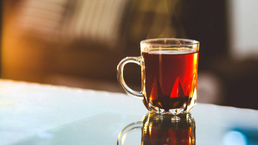 Bebida detox com ch&aacute; verde ganha destaque por apoiar o intestino e ajudar no metabolismo.