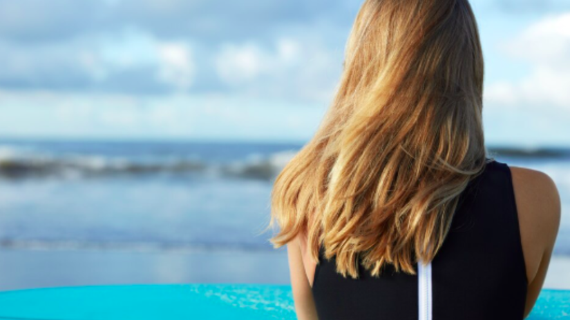 A exposição intensa exige máscaras de hidratação semanais para repor a água e os nutrientes perdidos com o calor/Freepik