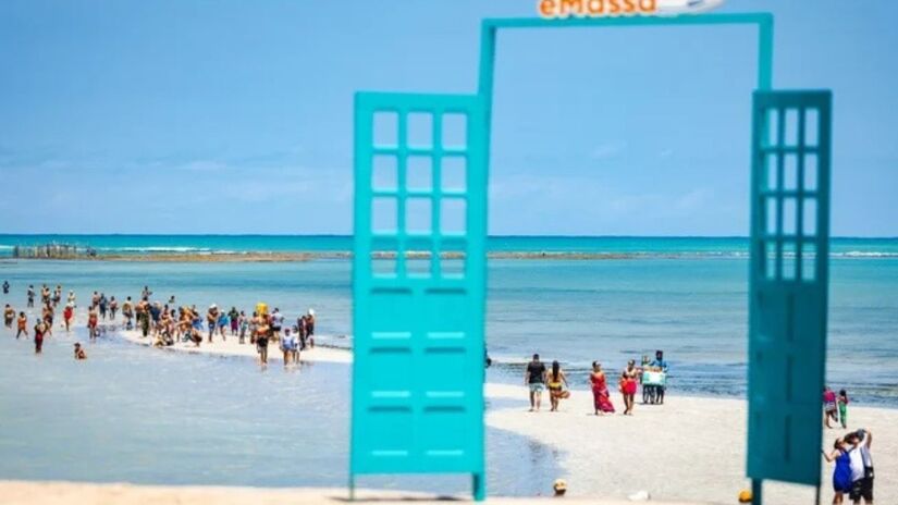 Fenômeno natural  Durante a maré baixa, um banco de areia surge no mar e permite que visitantes caminhem sobre as águas na Praia de Barra Grande/ Jonathan Lins 
