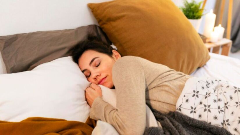 Estabeleça um mínimo de sono:Garanta pelo menos 7 horas de descanso, protegendo esse período na agenda/Freepik