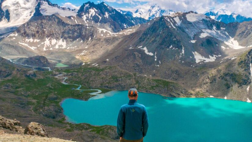 Vista submersa do sítio arqueológico onde pesquisadores identificaram construções retangulares e vestígios urbanos dos séculos X ao XIII/ Foto de Anders Hakstun