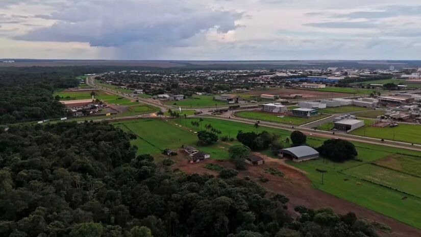 O desenvolvimento gerou indicadores sociais positivos, como alta renda média, qualificação técnica e um mercado imobiliário em expansão