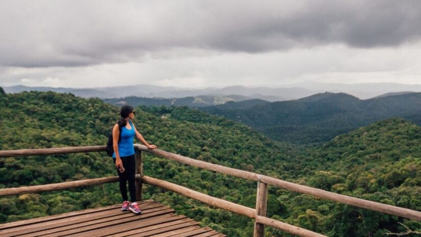 A vila é famosa por chocolates artesanais, cervejas especiais e restaurantes especializados em fondue e culinária internacional. /viajando na janela