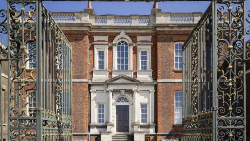 A Ranger's House, em Londres, serve como fachada da residência da família Bridgerton na ficção. /Historic England/English Heritage Trust/Christopher Ison