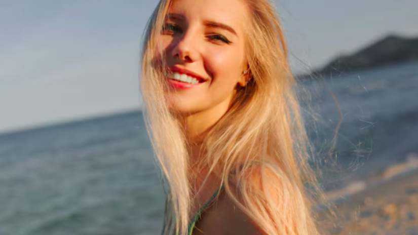 Aplicar leave-ins ou óleos antes de entrar no mar ou na piscina cria uma película que reduz os danos causados pelo sal e pelo cloro/Freepik