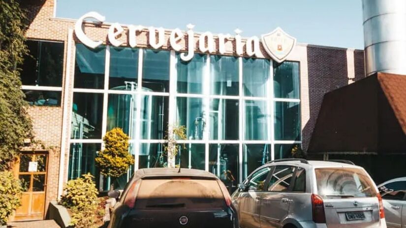 No frio, a cidade ganha ainda mais charme, com lareiras acesas, fondue, chocolates artesanais e um clima ideal para viagens românticas. /viajando na janela