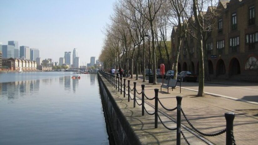 Com menos de 160 km de asfalto, o deslocamento entre vilas depende de helicópteros, barcos ou trenós puxados por cães. /Wikimidia commons
